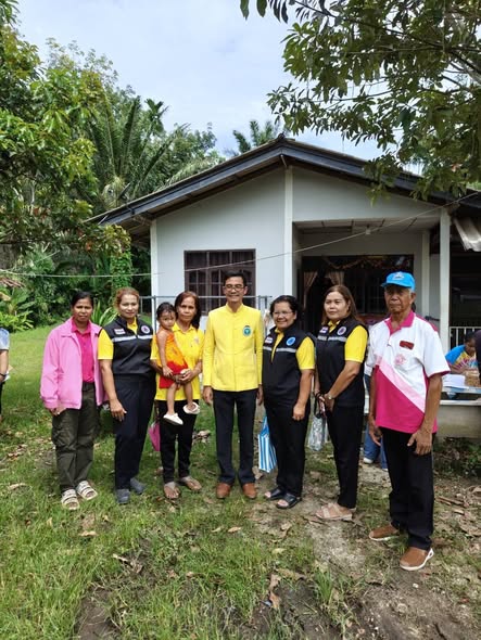วันที่ 21 ตุลาคม 2568 เวลา 10.00น. นายณรงค์ชัย ไชยโย สาธารณสุขอำเภอทุ่งใหญ่ พร้อมด้วย นายประยุกต์ พรหมกุล พยายาลวิชาชีพชำนาญการ ร่วมกับ ผอ.รพ.สต.บ้านหัวควน เจ้าหน้าที่ รพ.สต.บ้านหัวควน องค์การบริหารส่วนตำบลปริก พัฒนาสังคมและความมั่นคงของมนุษย์จังหวัดนครศรีธรรมราช ผู้ใหญ่บ้านหมู่ที่ 4 ต.ปริก และทีม อสม.ได้ลงพื้นที่มอบสิ่งของที่จำเป็น สำหรับผู้ป่วย LTC และลงเยี่ยมผู้ป่วยด้อยโอกาส 2 ราย