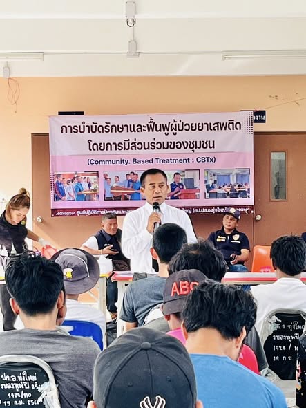 วันที่ 5 พฤศจิกายน 2568 เวลา 13.30น.
นายณรงค์ชัย ไชยโย สาธารณสุขอำเภอทุ่งใหญ่ มอบหมายให้ น.ส.จุฑารัตน์ ทิพย์ญาณ ผู้ช่วยสาธารณสุขอำเภอทุ่งใหญ่ และบุคคลากรสาธารณสุข เข้าร่วมโครงการบำบัดรักษาและฟื้นพูผู้ป่วยยาเสพติด โดยการมีส่วนร่วมของชุมชน CBTX ติดตามผู้เสพ/ผู้ติดยาเสพติด ตามโครงการ "นครศรีโมเดล" ที่ยังไม่ได้เข้าบำบัด เพื่อเข้ารับการบำบัด CBTx อำเภอทุ่งใหญ่ จังหวัดนครศรีธรรมราช ครั้งที่ 1 ณ กองร้อยอาสารักษาดินแดนอำเภอทุ่งใหญ่ ที่ 6 
โดยมีนายมงคล ภักดีสุวรรณ เป็นประธาน